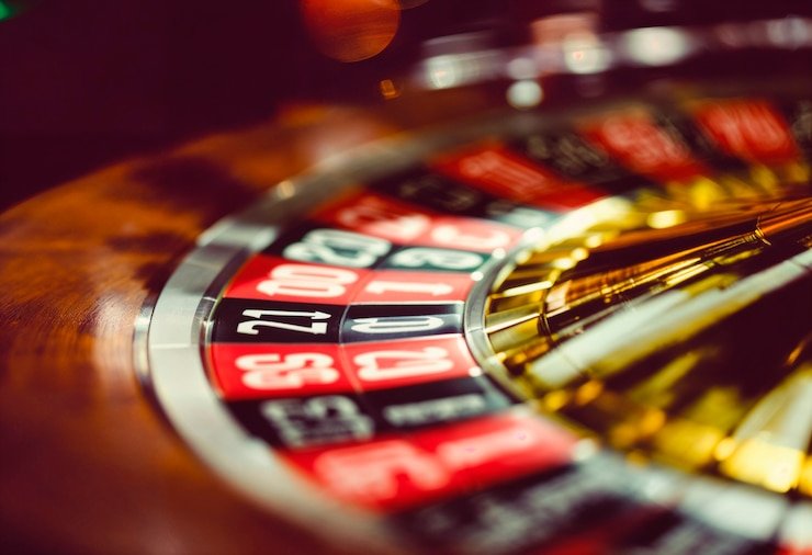 Mobile phone screen showing link sarana365 live-dealer table list with blackjack, roulette, and baccarat feeds